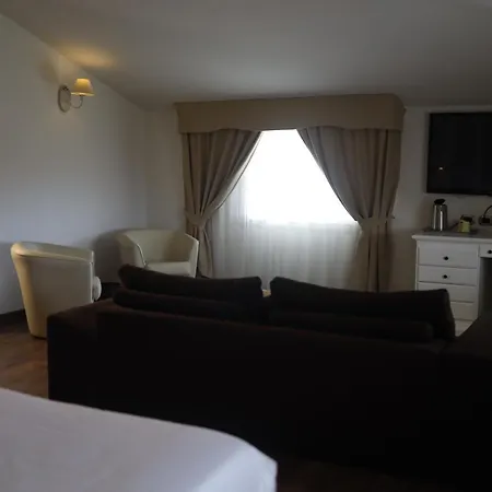 Virginia & - Adults Only 4*